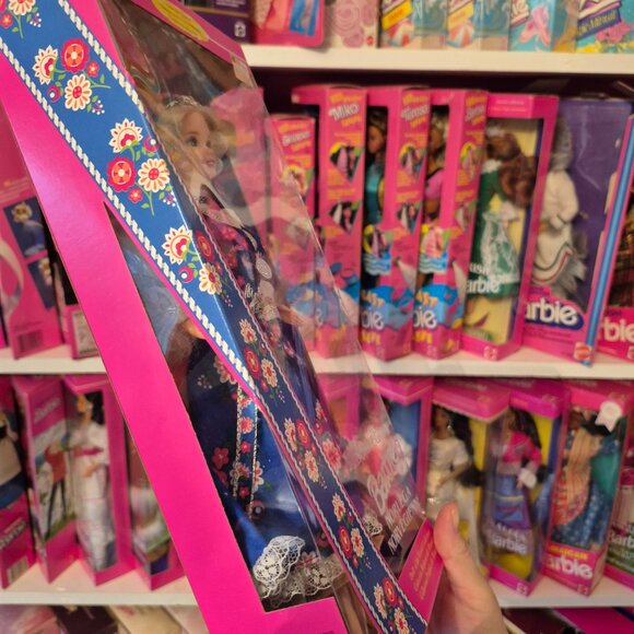 1993 Norwegian Dolls of the World Barbie - Picture 5 of 7